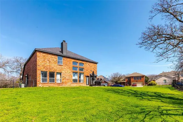 552 Briaroaks Drive, Lake Dallas, TX 75065