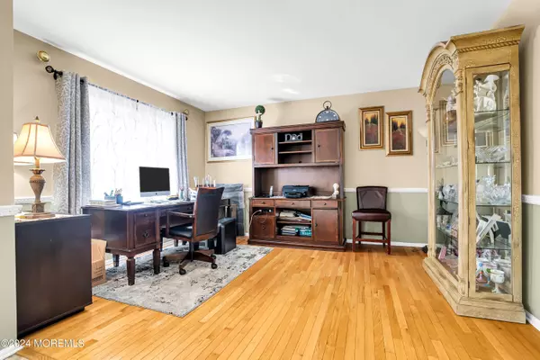 1611 Chaucer Lane, Toms River, NJ 08755