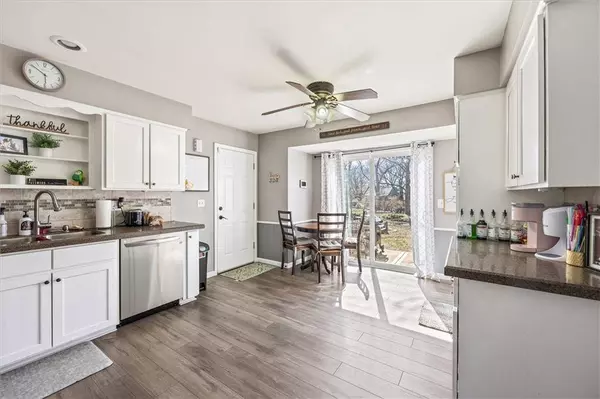 10302 Caenen DR, Overland Park, KS 66215