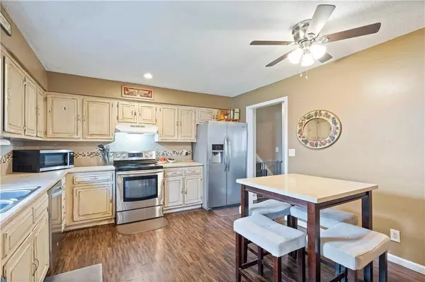 12326 S Locust CIR, Olathe, KS 66062