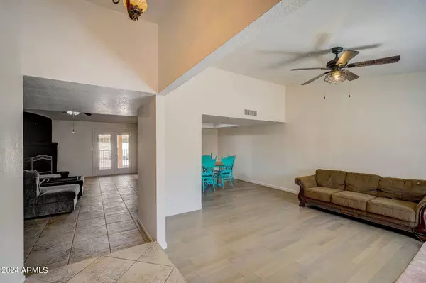 4438 W SHAW BUTTE Drive, Glendale, AZ 85304