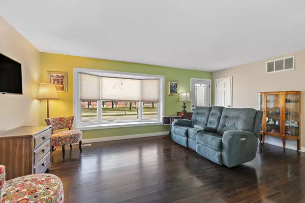 411 E Streamwood BLVD, Streamwood, IL 60107