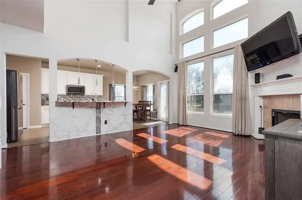 552 Briaroaks Drive, Lake Dallas, TX 75065