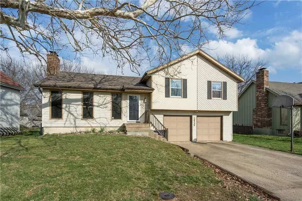 12326 S Locust CIR, Olathe, KS 66062