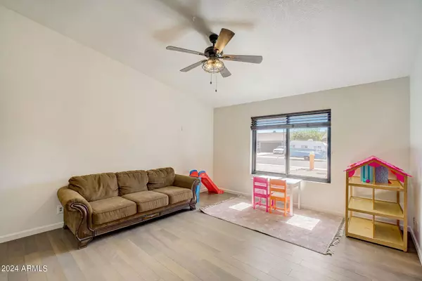 4438 W SHAW BUTTE Drive, Glendale, AZ 85304