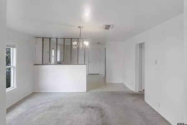 702 W Paschal, Troup, TX 75789