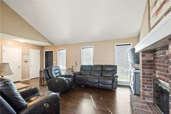 12326 S Locust CIR, Olathe, KS 66062