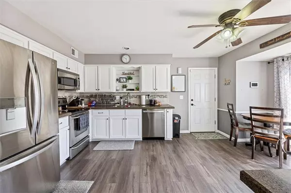 10302 Caenen DR, Overland Park, KS 66215