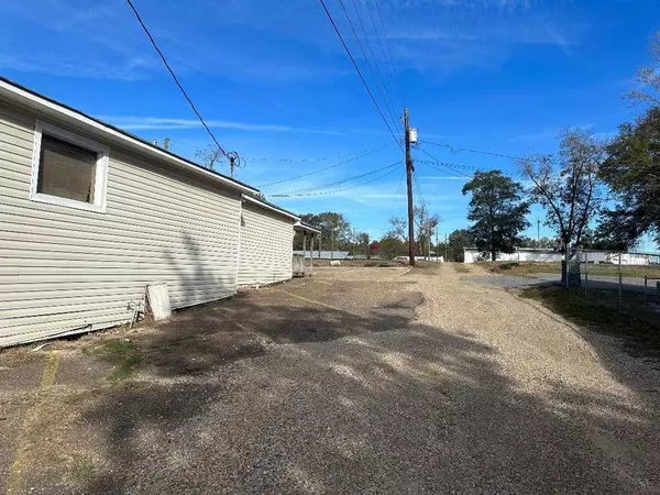 1317 W 4th St, Laurel, MS 39440