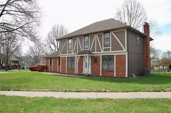 10302 Caenen DR, Overland Park, KS 66215