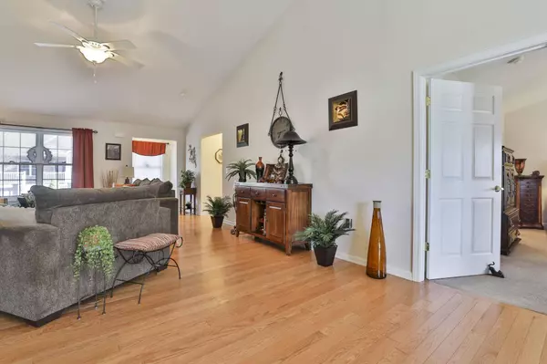 2 Cricketfield LN, Hudson, NH 03051