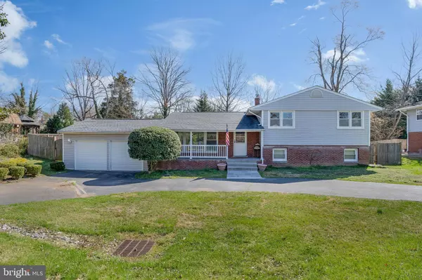 6305 CRESTWOOD DR, Alexandria, VA 22312