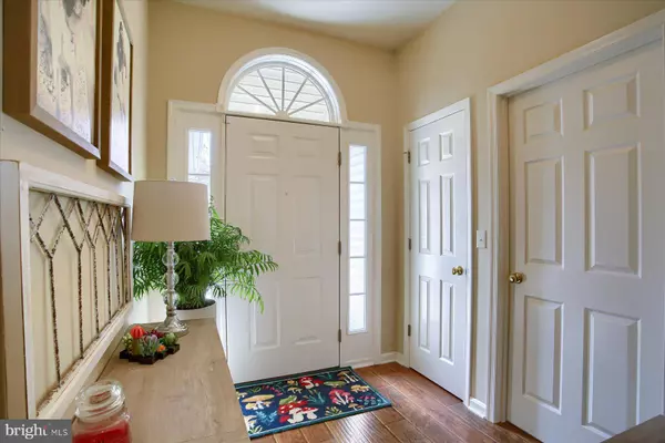 1814 MEADOW RIDGE DR, Hummelstown, PA 17036