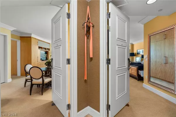 2000 N Fashion Show Drive #2405, Las Vegas, NV 89109