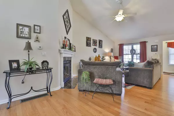 2 Cricketfield LN, Hudson, NH 03051