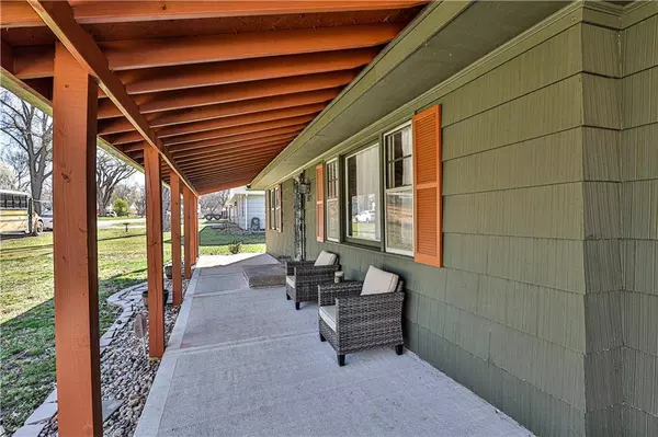 8705 E 74th ST, Kansas City, MO 64133