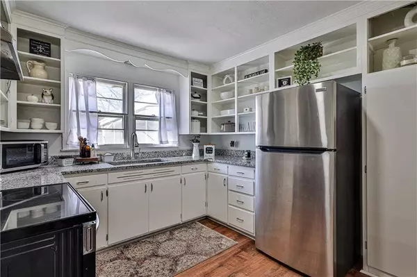 8705 E 74th ST, Kansas City, MO 64133