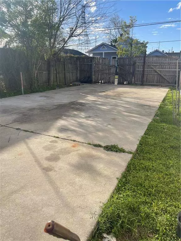 1329 EAGLE ST, New Orleans, LA 70118