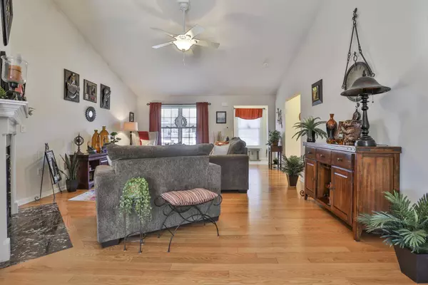 2 Cricketfield LN, Hudson, NH 03051