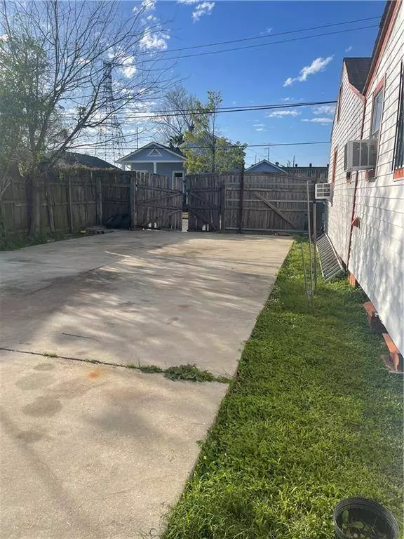 1329 EAGLE ST, New Orleans, LA 70118