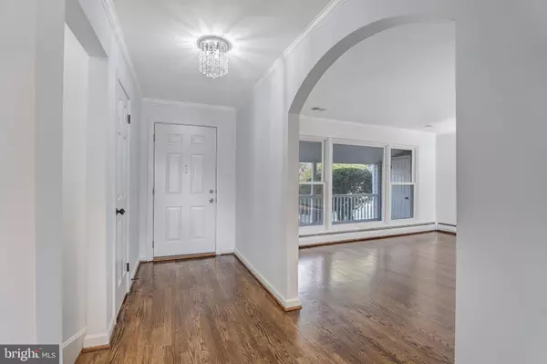 6305 CRESTWOOD DR, Alexandria, VA 22312