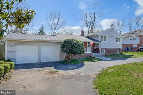 6305 CRESTWOOD DR, Alexandria, VA 22312