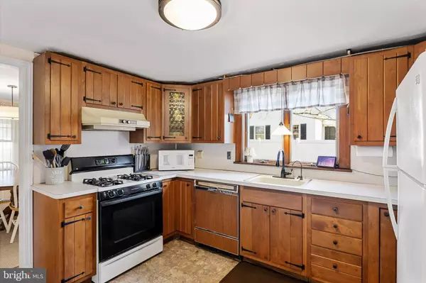 5 MONMOUTH DR, Monmouth Junction, NJ 08852