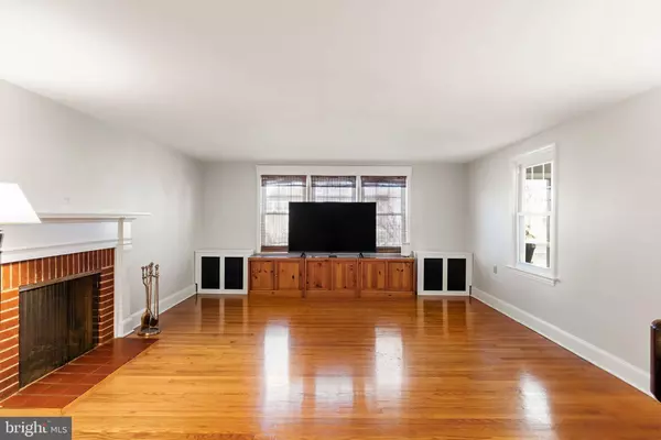 5 MONMOUTH DR, Monmouth Junction, NJ 08852