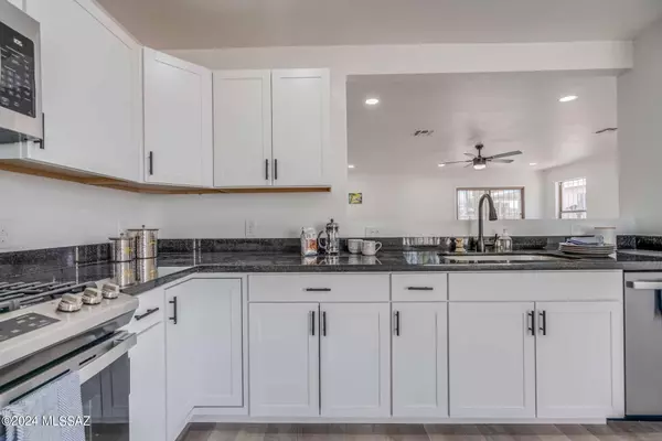 6285 S Avenue De La Chandelle, Tucson, AZ 85746