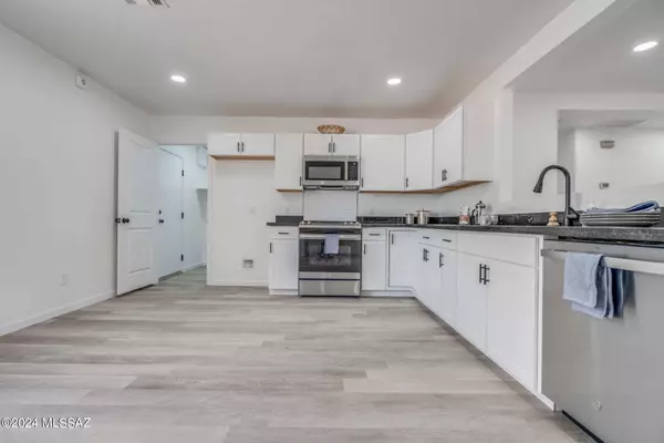 6285 S Avenue De La Chandelle, Tucson, AZ 85746