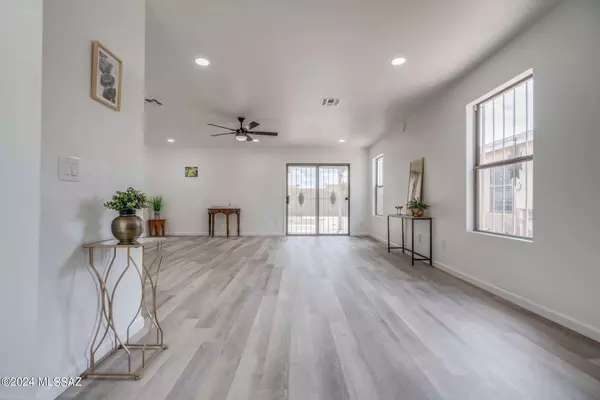 6285 S Avenue De La Chandelle, Tucson, AZ 85746