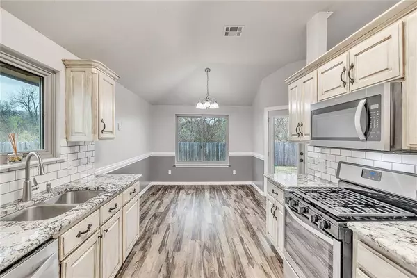 1809 Meadow Run Drive, Moore, OK 73160