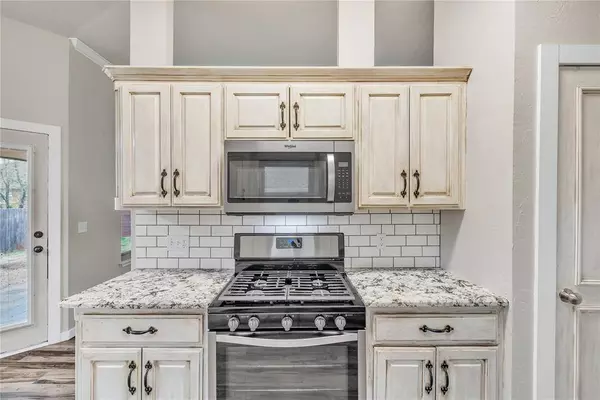 1809 Meadow Run Drive, Moore, OK 73160