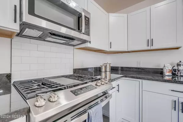 6285 S Avenue De La Chandelle, Tucson, AZ 85746