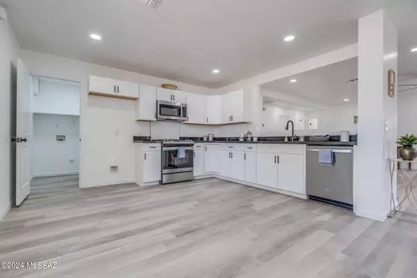 6285 S Avenue De La Chandelle, Tucson, AZ 85746