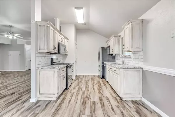 1809 Meadow Run Drive, Moore, OK 73160