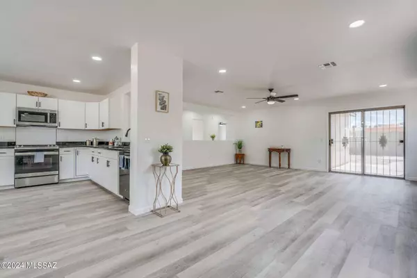 6285 S Avenue De La Chandelle, Tucson, AZ 85746