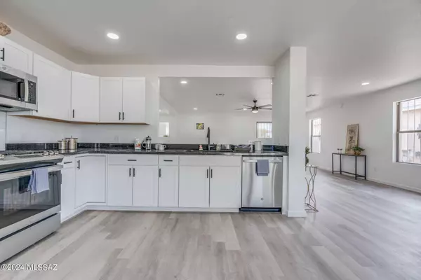 6285 S Avenue De La Chandelle, Tucson, AZ 85746