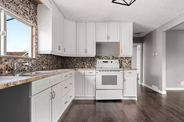 4607 81 ST NW, Calgary, AB T3B 2P5