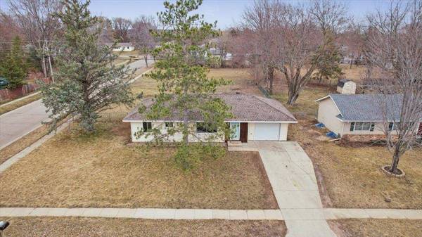 893 Oriole DR, Apple Valley, MN 55124