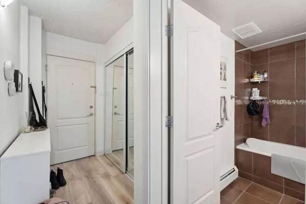 2111 14 ST SW #403, Calgary, AB T2T 3T2