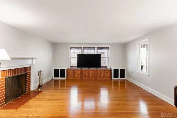 5 Monmouth DR, South Brunswick, NJ 08852