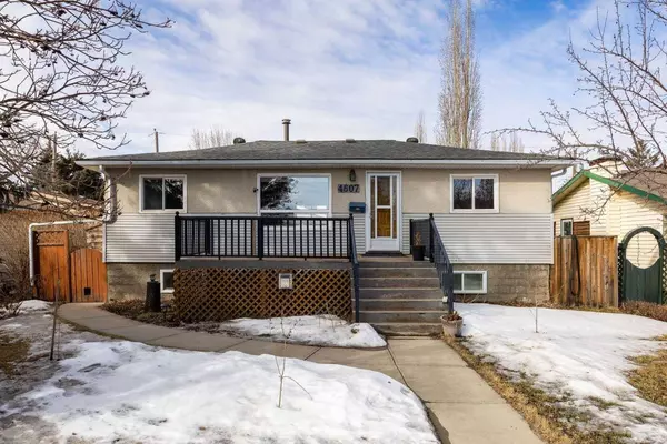 4607 81 ST NW, Calgary, AB T3B 2P5