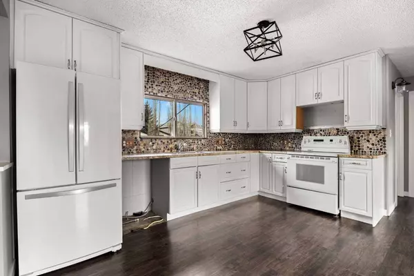 4607 81 ST NW, Calgary, AB T3B 2P5