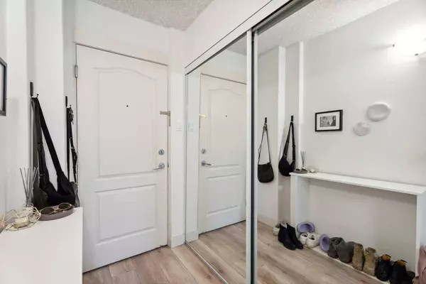 2111 14 ST SW #403, Calgary, AB T2T 3T2