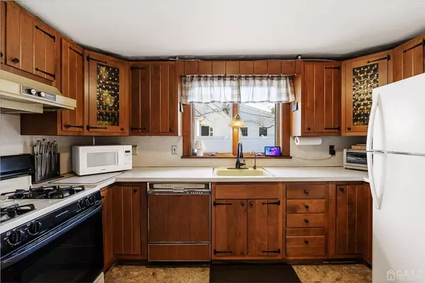 5 Monmouth DR, South Brunswick, NJ 08852