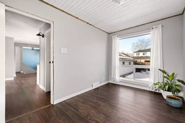 4607 81 ST NW, Calgary, AB T3B 2P5