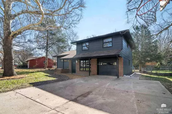 2815 Oregon LN, Manhattan, KS 66502