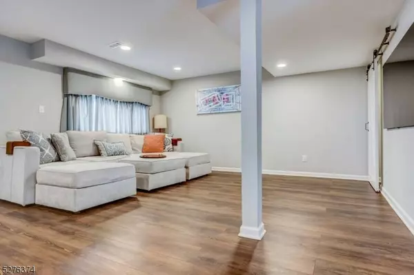 5 Robert Ct, Roxbury Twp., NJ 07876