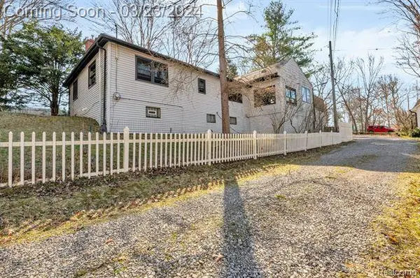 2298 GLEN IRIS Drive, Commerce Twp, MI 48382